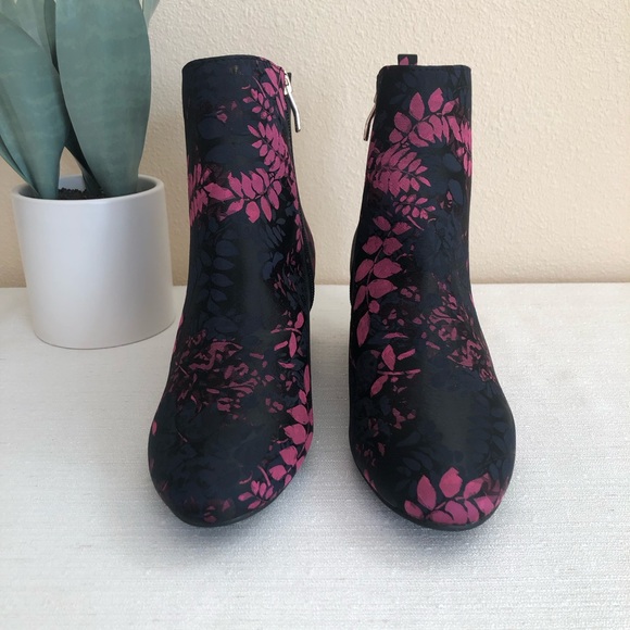 New LIZ CLAIBORNE Gina Black Floral Brocade Memory Foam Ankle Booties Womans 7W - Picture 4 of 12